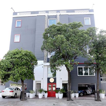 Oyo Townhouse 015 Lajpat Nagar Hotel New Delhi Exterior photo